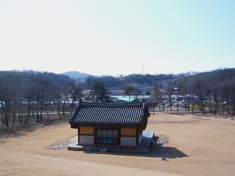 숙종 능상에서 내려다 보면 큰 도로 두 개가 명릉 앞을 가로지르고 있다. 